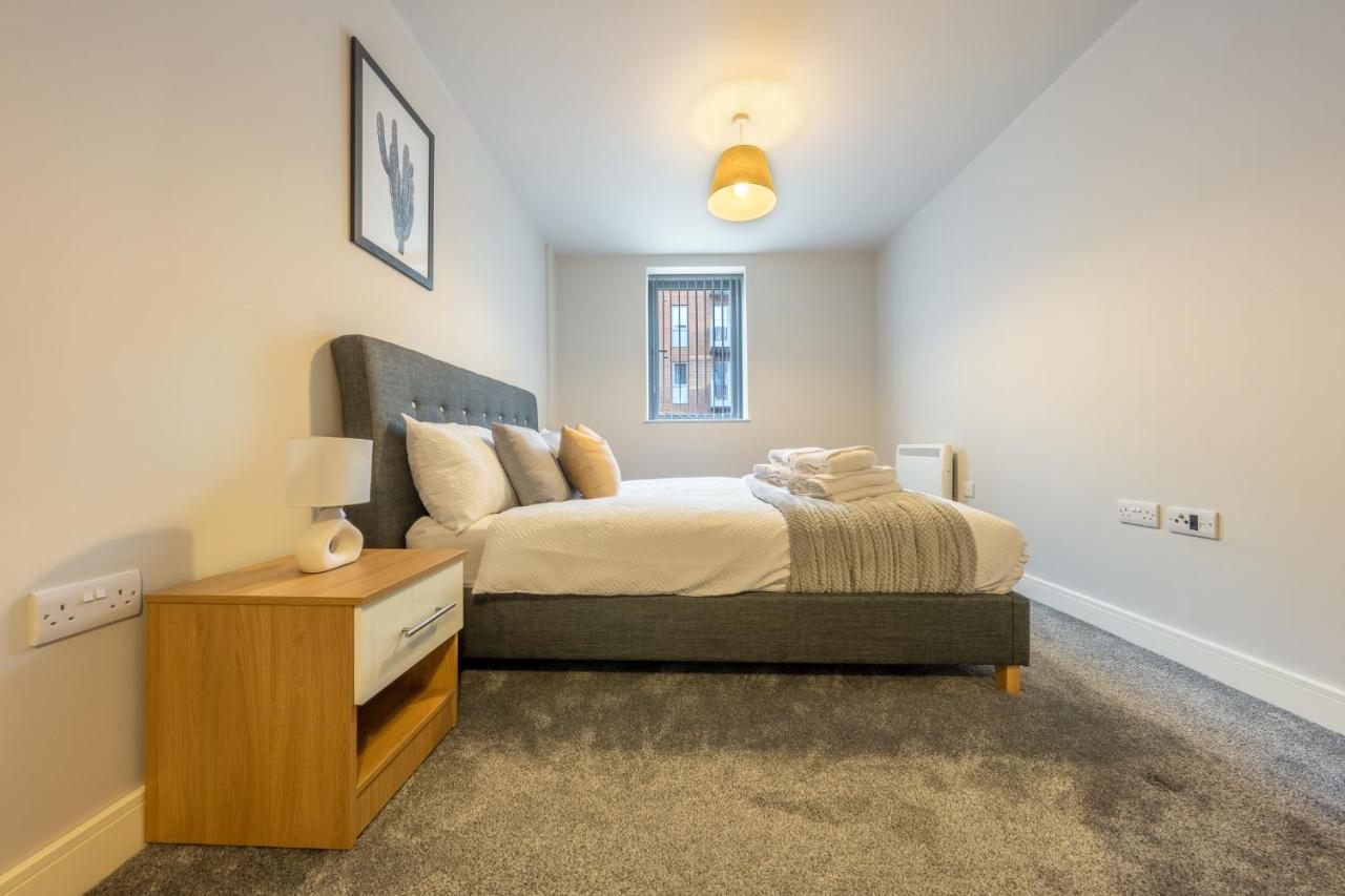 Lovely 4-Sleeper Apartment In Central Slough With Free Parking Exterior photo