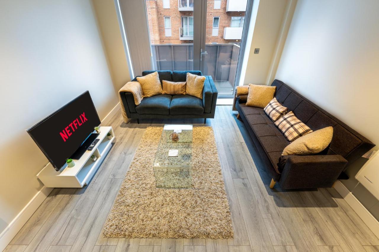 Lovely 4-Sleeper Apartment In Central Slough With Free Parking Exterior photo