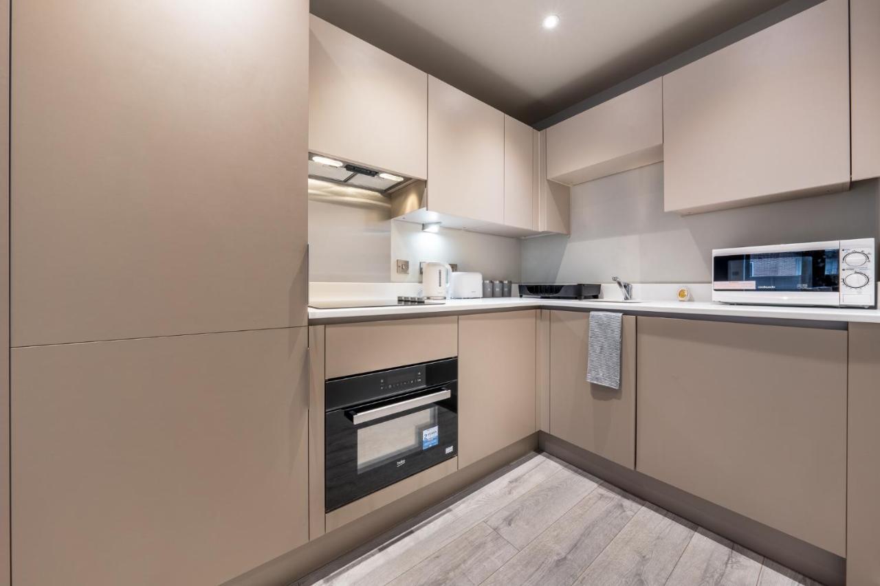 Lovely 4-Sleeper Apartment In Central Slough With Free Parking Exterior photo