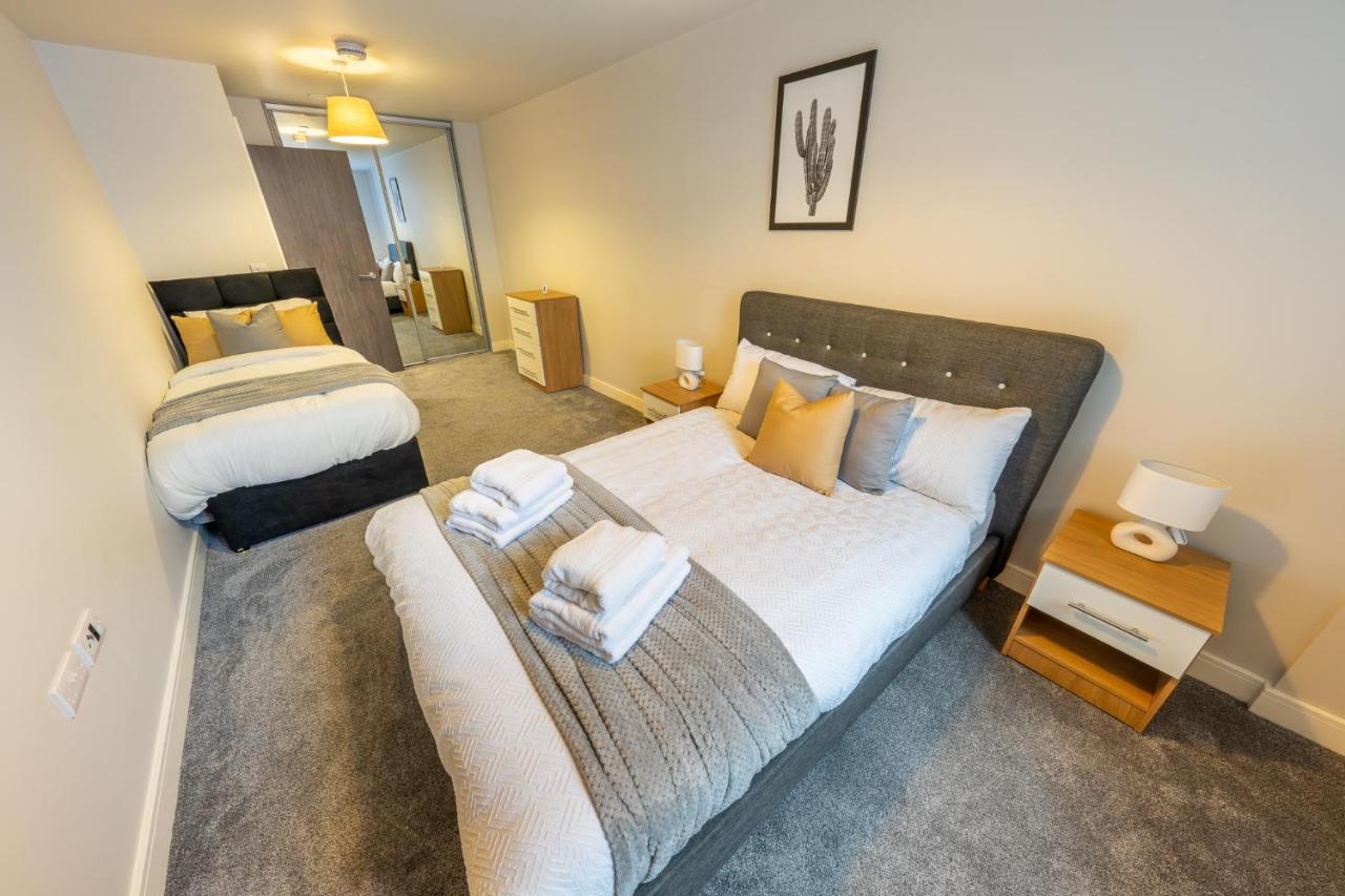 Lovely 4-Sleeper Apartment In Central Slough With Free Parking Exterior photo