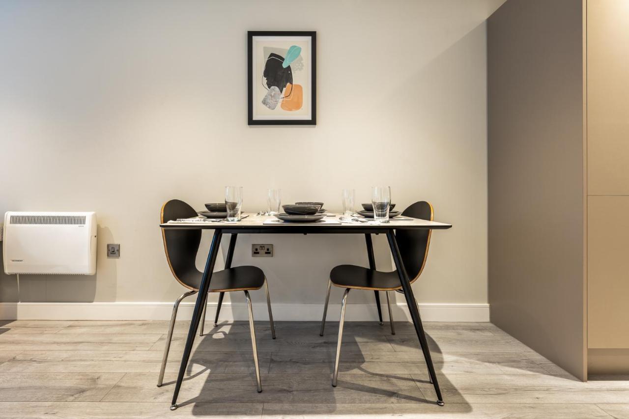 Lovely 4-Sleeper Apartment In Central Slough With Free Parking Exterior photo
