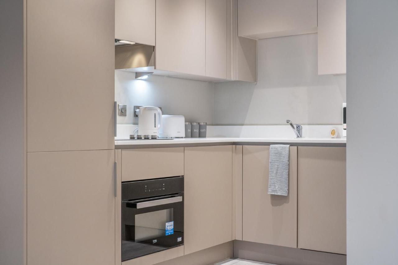 Lovely 4-Sleeper Apartment In Central Slough With Free Parking Exterior photo