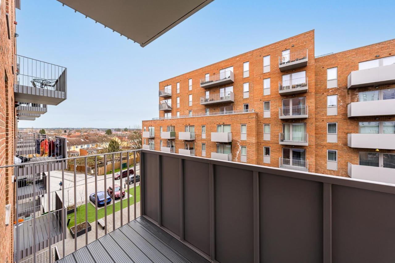 Lovely 4-Sleeper Apartment In Central Slough With Free Parking Exterior photo
